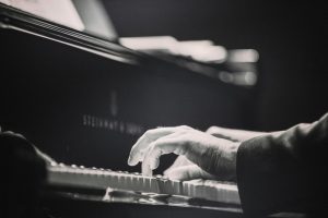 Photo Child playing piano