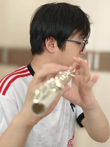 Học viên tập trung luyện sáo tại HG Music