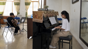Học viên luyện tập âm nhạc trong lớp học tại HG Music
