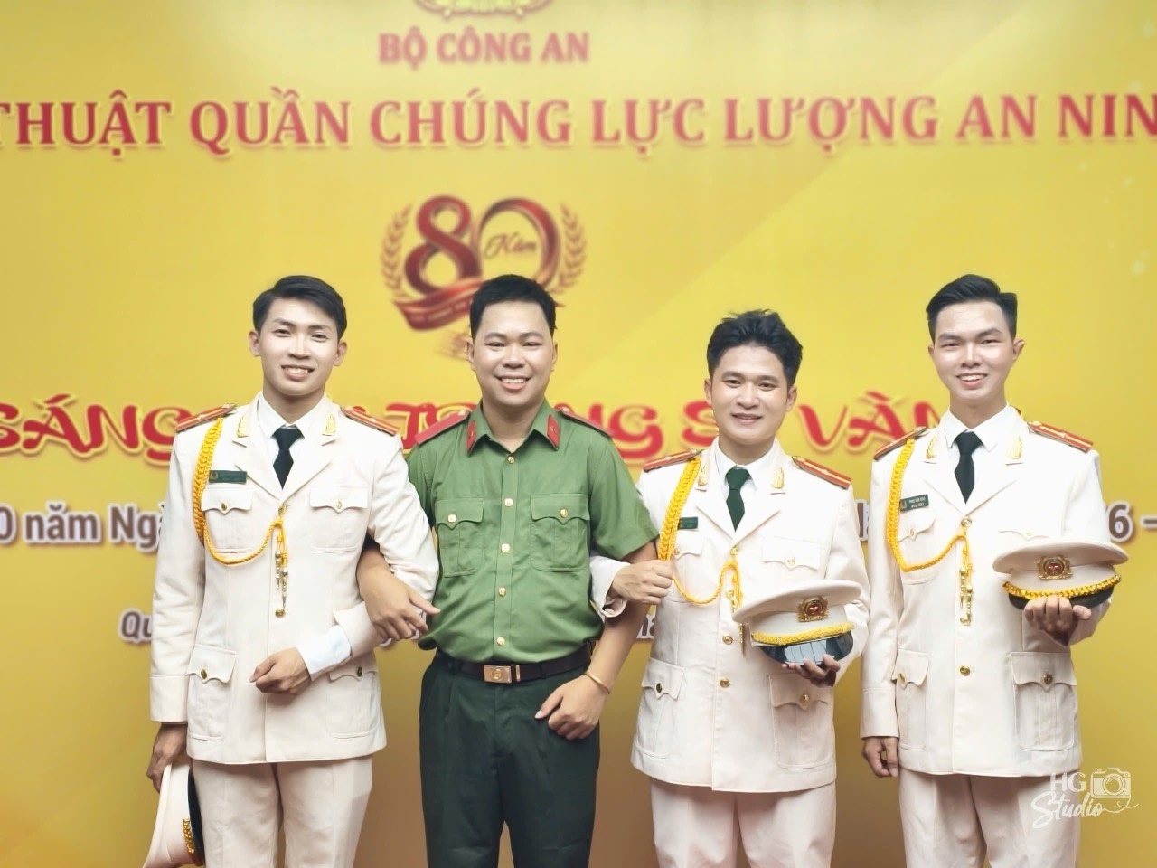 Nhóm nghệ sĩ HG Music tại sân khấu 80 năm