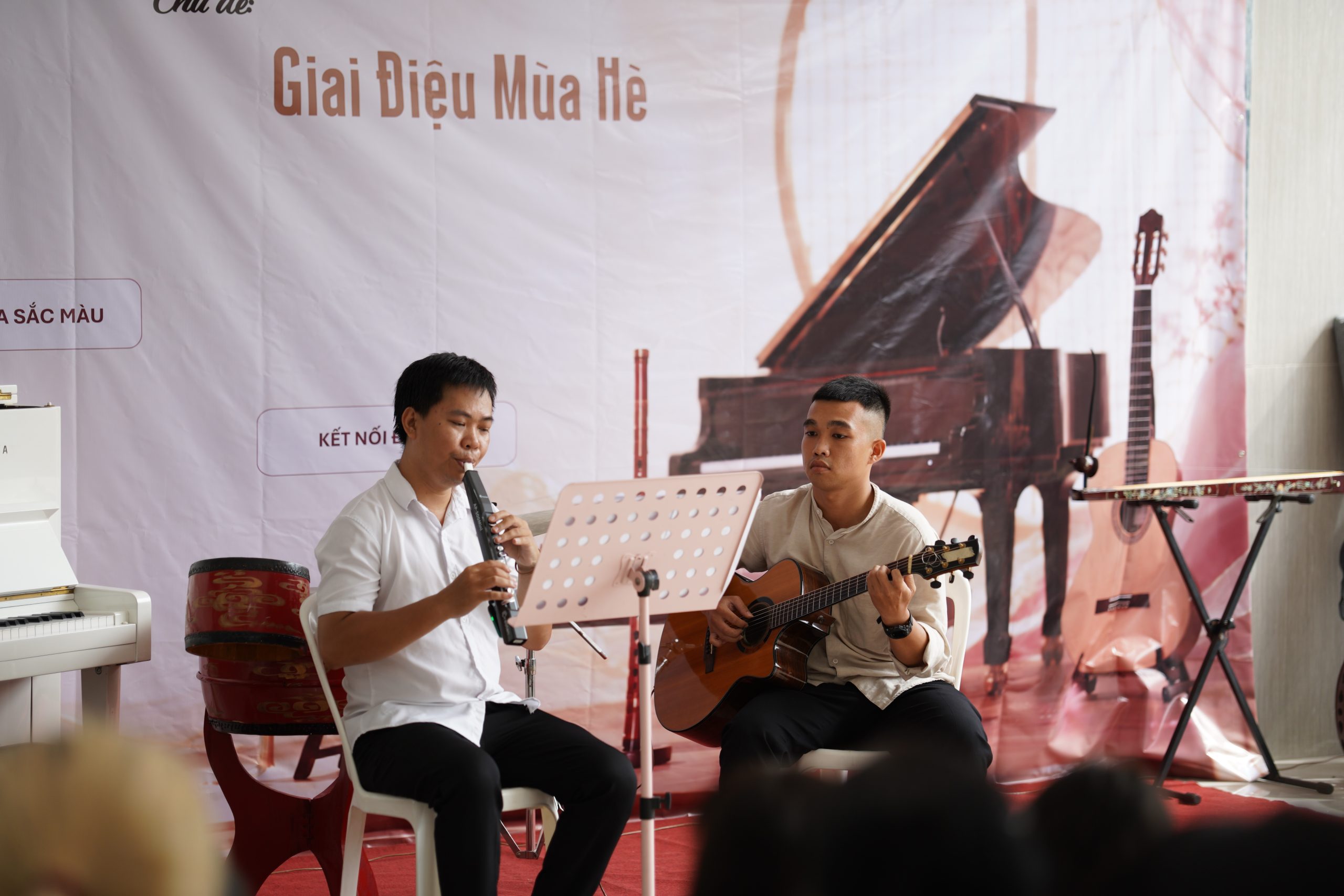 Đàn guitar trong buổi biểu diễn tại HG Music