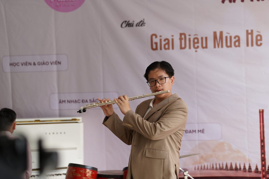 Học viên người lớn biểu diễn sáo trong chương trình HG Music