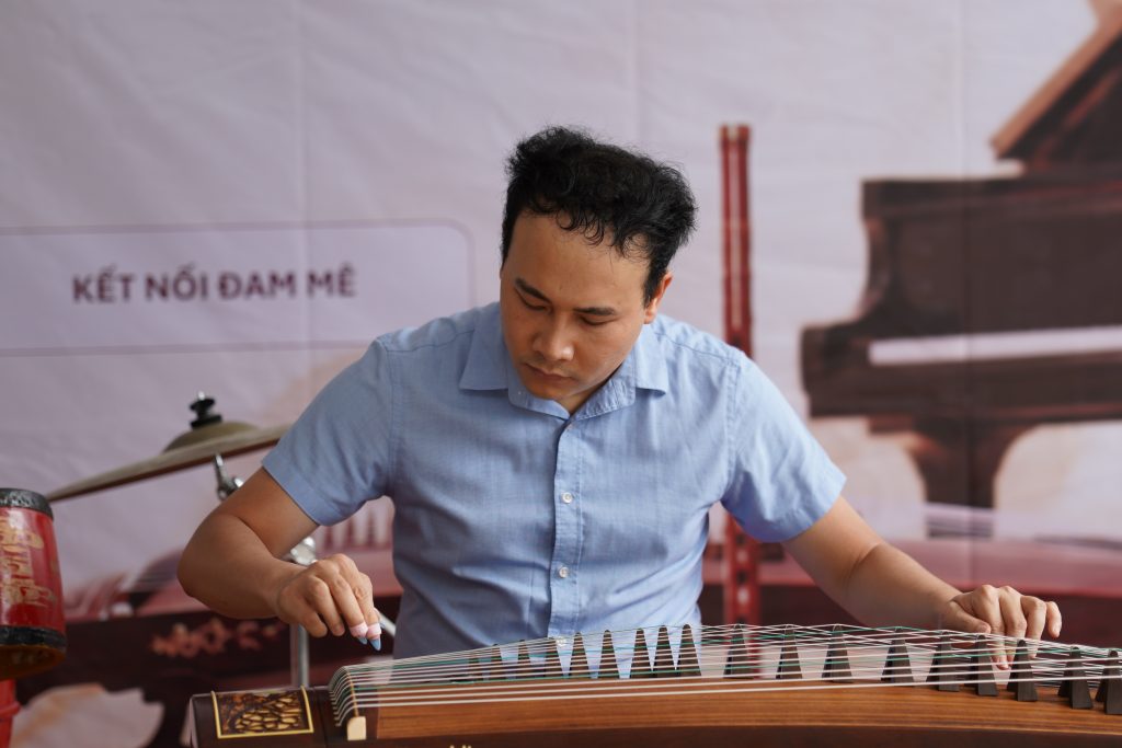 Nghệ sĩ biểu diễn đàn bầu tại chương trình của HG Music