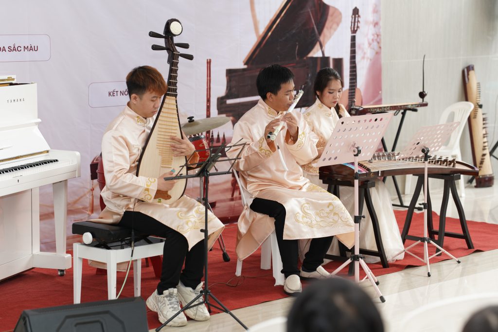 Học đàn tỳ bà: đẹp, khó và đáng học - DSC06779