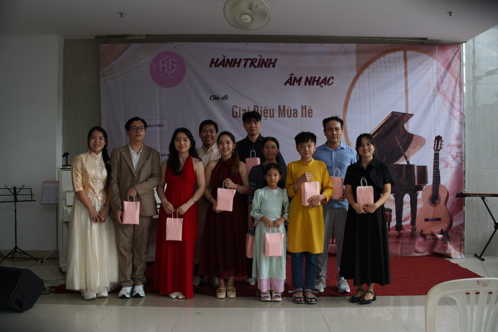 Học viên và gia đình tại chương trình Hành Trình Âm Nhạc