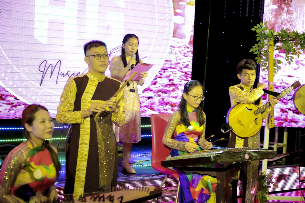 Dàn nhạc cụ truyền thống trong chương trình biểu diễn HG Music