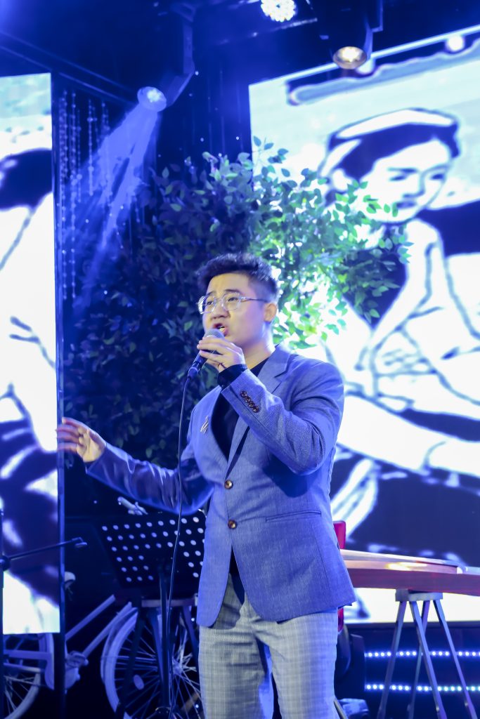 Học viên trình diễn giọng hát trên sân khấu HG Music