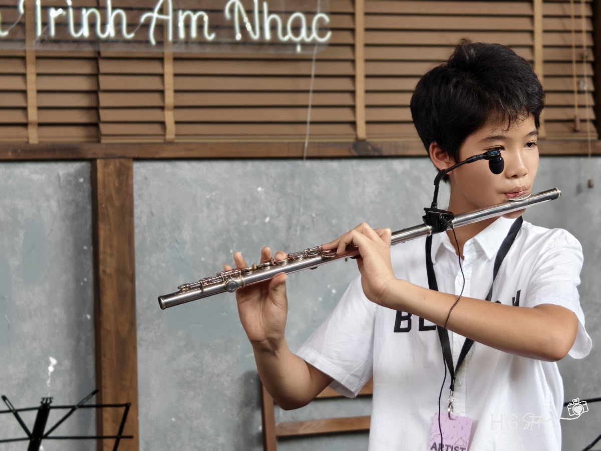 Học viên độc tấu sáo flute tại Hành Trình Âm Nhạc lần 3 Vào Hạ