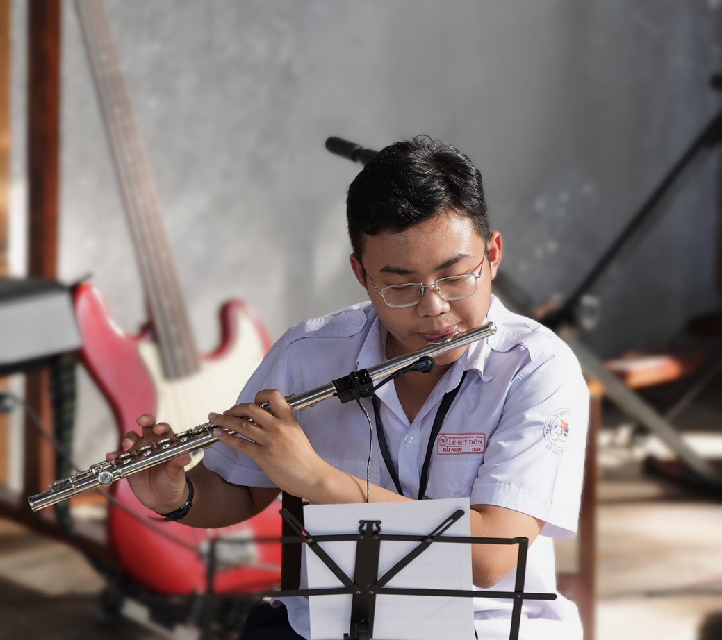 Học viên biểu diễn sáo flute trong chương trình Vào Hạ của HG Music