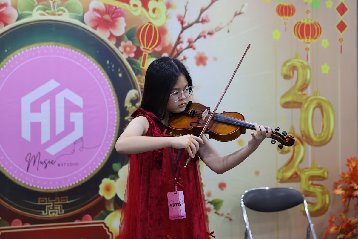 Học viên độc tấu violin tại Hành Trình Âm Nhạc lần 4 của HG Music