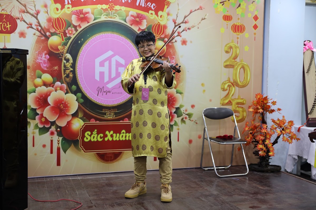 Học viên trình diễn violin trong trang phục truyền thống tại chương trình Sắc Xuân