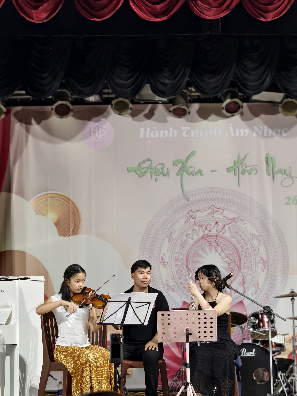 Hòa tấu violin và flute trong chương trình Điệu Xưa – Hồn Nay của HG Music