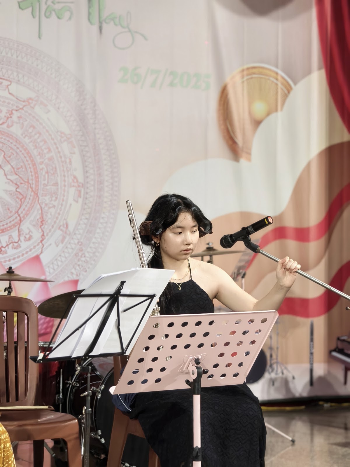 Nghệ sĩ flute chuẩn bị biểu diễn tại Hành Trình Âm Nhạc lần 5