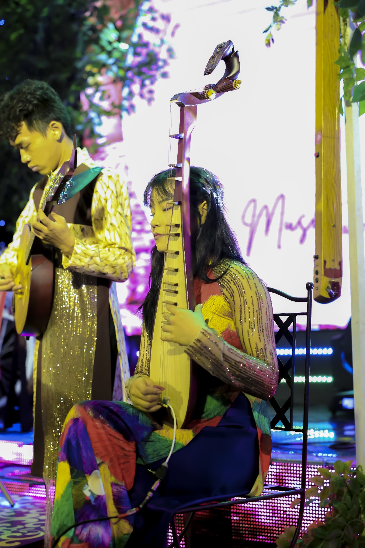 Phần biểu diễn đàn tỳ bà và guitar trên sân khấu Hành Trình Âm Nhạc lần 1