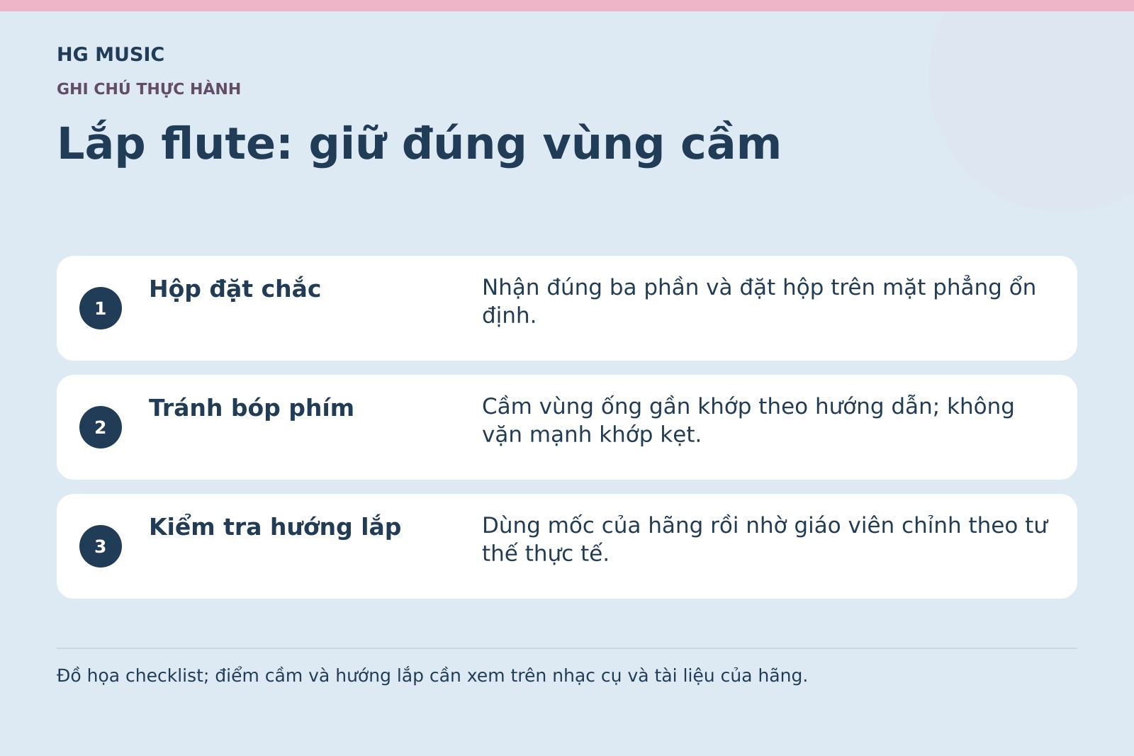 Đồ họa Lắp flute: giữ đúng vùng cầm: Hộp đặt chắc – Nhận đúng ba phần và đặt hộp trên mặt phẳng ổn định.; Tránh bóp phím – Cầm vùng ống gần khớp theo hướng dẫn; không vặn mạnh khớp kẹt.; Kiểm tra hướng lắp – Dùng mốc của hãng rồi nhờ giáo viên chỉnh theo tư thế thực tế.