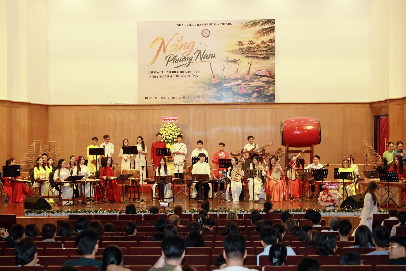 Toàn cảnh dàn nhạc trên sân khấu chương trình Nắng Phương Nam và hàng ghế khán giả phía trước.