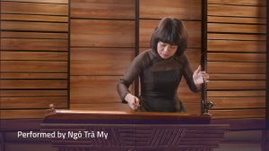 Khung hình nghệ sĩ Ngô Trà My biểu diễn đàn bầu trong video Lý chiều chiều của Learning Dan Bau.
