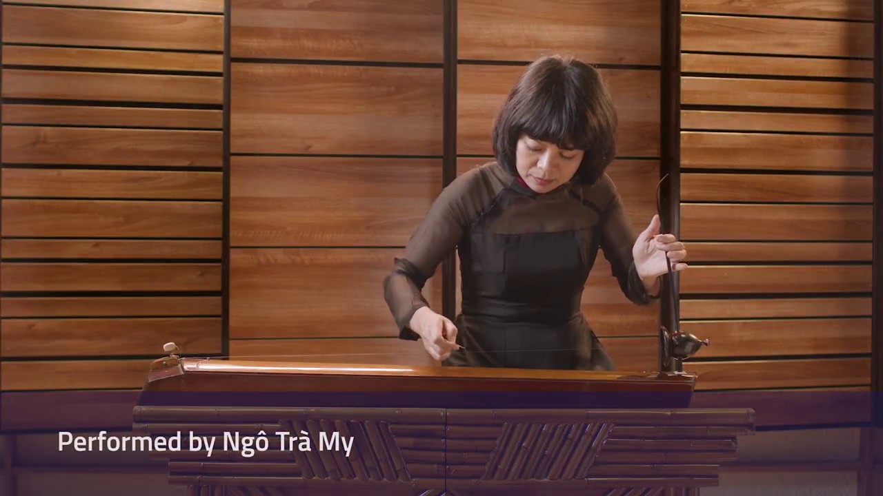 Khung hình nghệ sĩ Ngô Trà My biểu diễn đàn bầu trong video Lý chiều chiều của Learning Dan Bau.