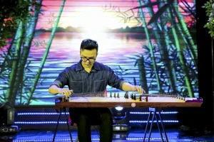 Người biểu diễn đàn tranh trên sân khấu Bình Minh.