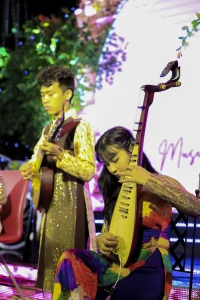 Người biểu diễn đàn tỳ bà cùng guitar trên sân khấu Bình Minh.