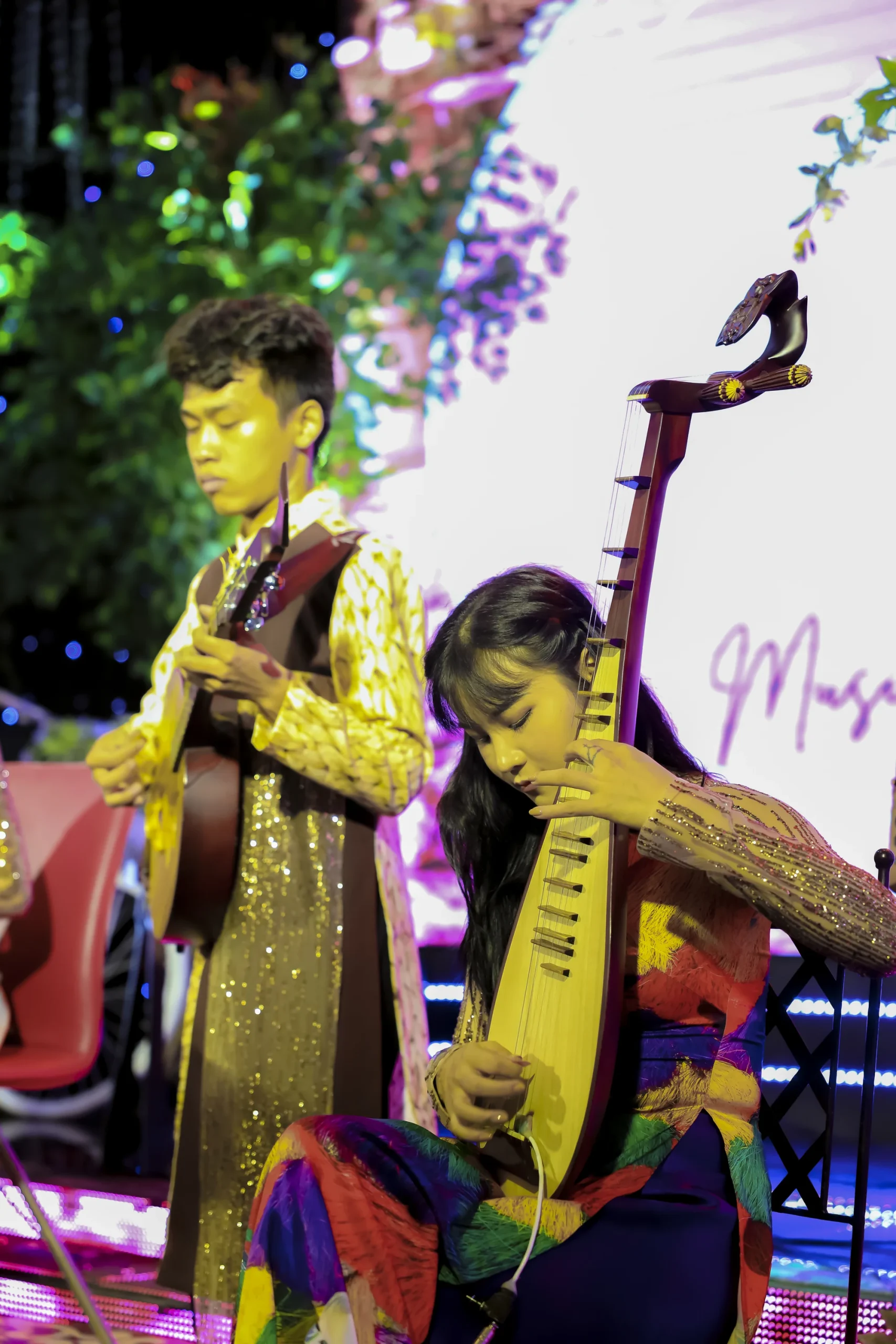 Người biểu diễn đàn tỳ bà cùng guitar trên sân khấu Bình Minh.