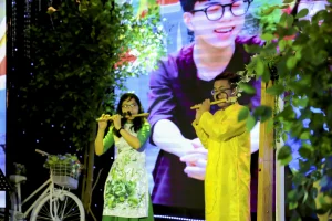 Hai người biểu diễn sáo trúc trên sân khấu Bình Minh.