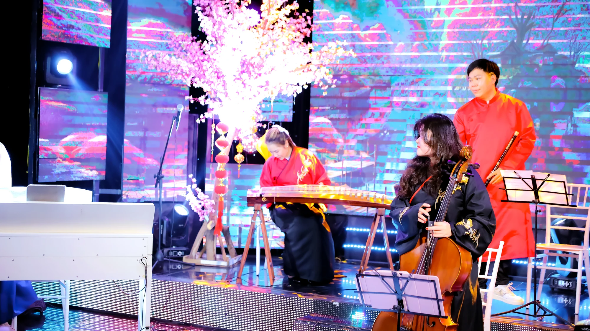 Cello, đàn tranh và người cầm sáo trên sân khấu Hoa Nắng.