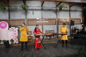 Sáo trúc, đàn tranh và đàn bầu trong phần hòa tấu Vào Hạ.