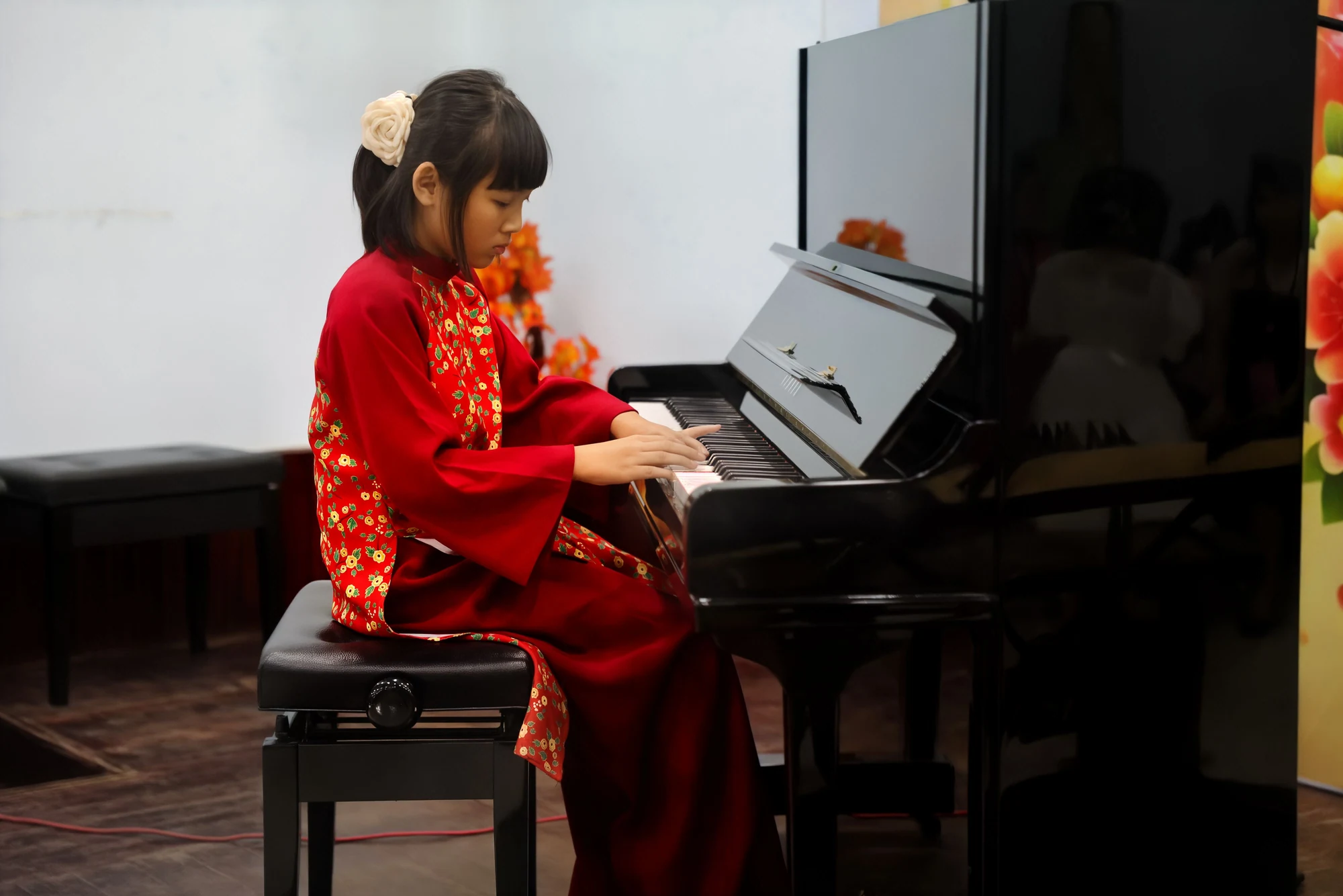Người biểu diễn piano trong áo dài đỏ tại Sắc Xuân.