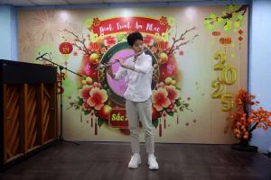 Người biểu diễn flute trước phông Sắc Xuân.