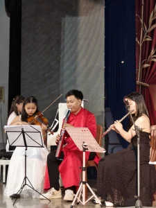 Violin, flute và nhạc cụ hơi điện tử trong đội hình biểu diễn Điệu Xưa – Hồn Nay.