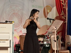 Người biểu diễn flute cạnh micro và giá nhạc tại Điệu Xưa – Hồn Nay.