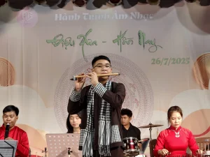 Người biểu diễn sáo trúc đứng phía trước nhóm nhạc tại Điệu Xưa – Hồn Nay.