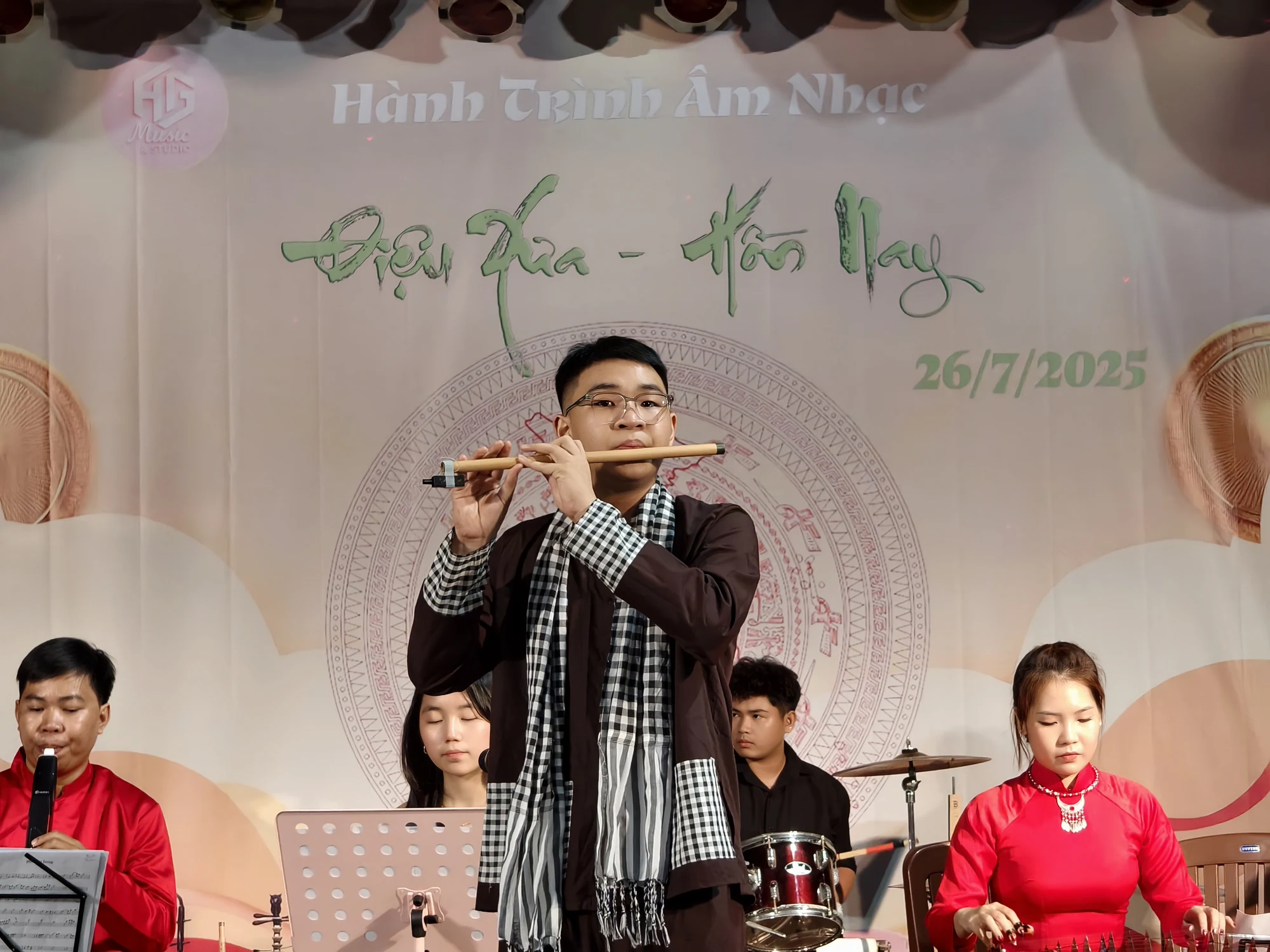 Người biểu diễn sáo trúc đứng phía trước nhóm nhạc tại Điệu Xưa – Hồn Nay.
