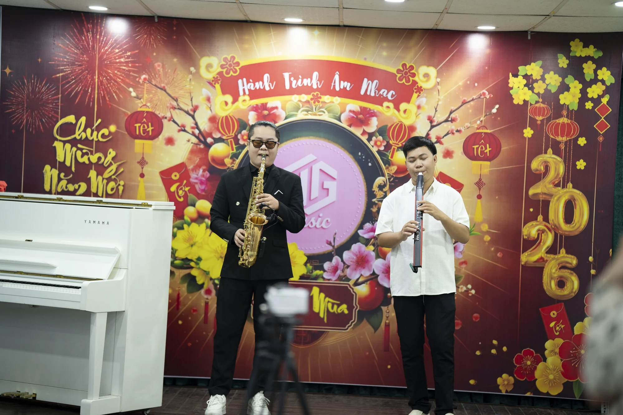 Hai người chơi saxophone và nhạc cụ hơi điện tử tại Giao Mùa.