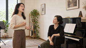 Người lớn mới học thanh nhạc trao đổi với giáo viên bên đàn piano, ảnh minh họa AI với nhân vật hư cấu